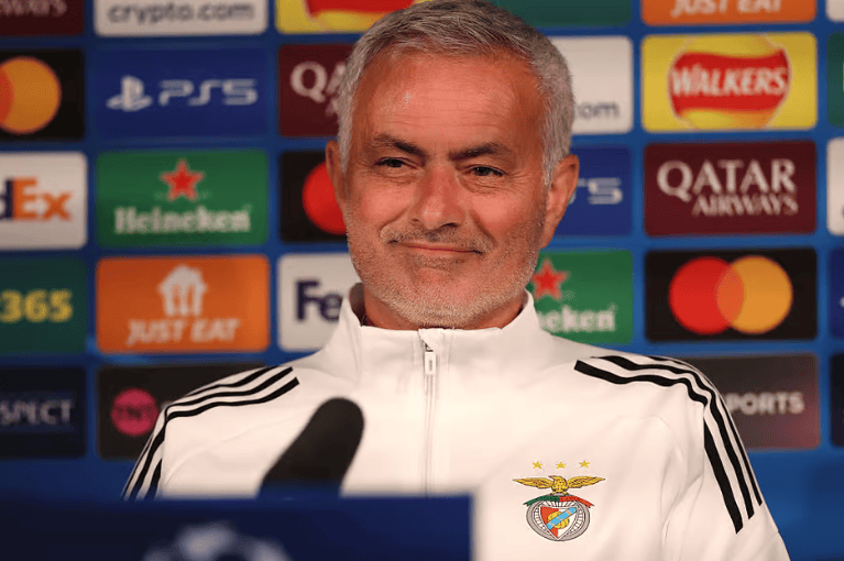 穆帅提拔本菲卡队20岁前锋，完成首秀；球迷高呼穆帅名字，送行