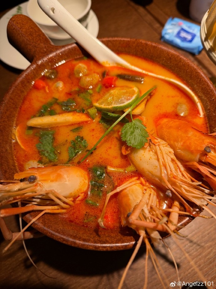 Angel赛后晒聚餐图：大家冬至快乐！德杯三连胜了来吃个泰料